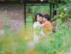 20 Contoh Puisi Tentang Pelukan Ibu yang Mengharukan