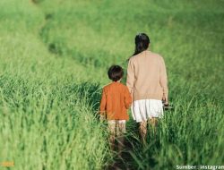 14 Puisi Cinta Ibu yang Menjadi Tempat Perlindungan